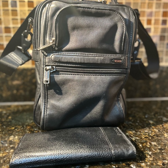 Tumi Black Leather Messenger Shoulder Travel Computer Shoulder Bag & Free Wallet - Picture 3 of 16